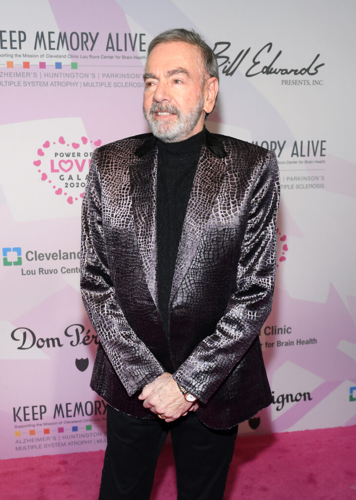 Neil Diamond performs at benefit two years after retiring due to Parkinson’s diagnosis