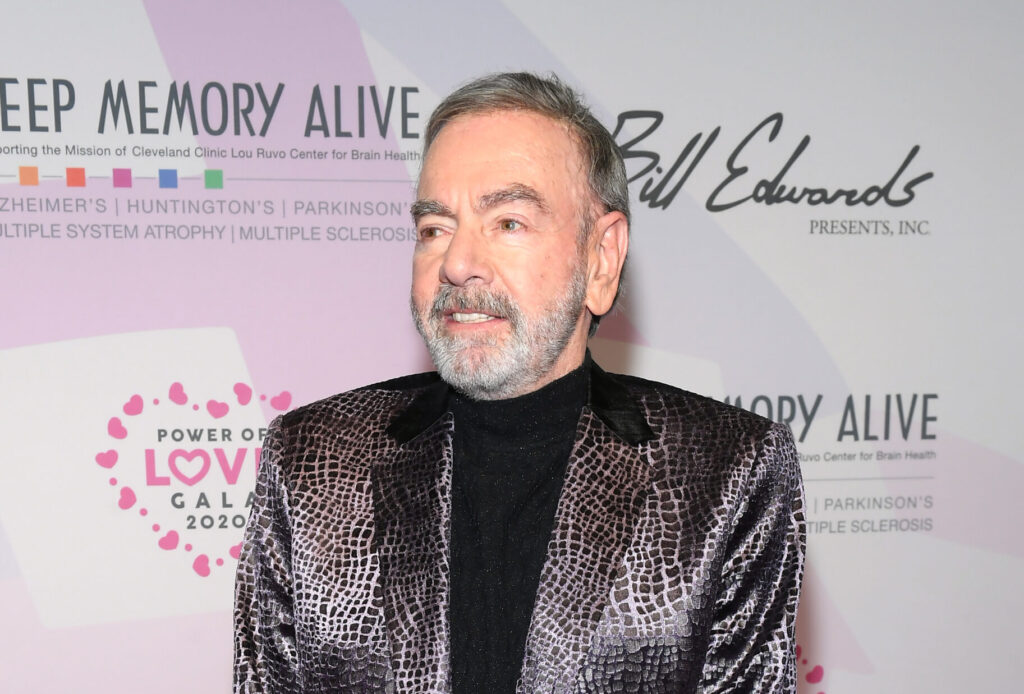 Neil Diamond performs at benefit two years after retiring due to Parkinson’s diagnosis