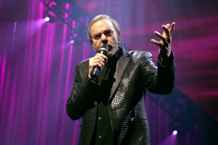 Neil Diamond returns to the stage to belt out hits at Las Vegas charity gala two years after announcing retirement